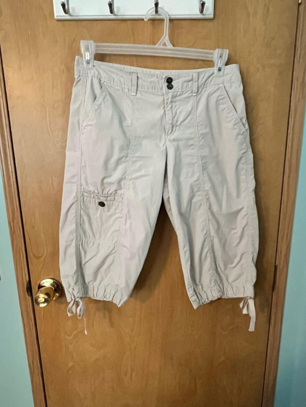 Bandolino Women’s Beige Cargo Capris with Drawstring SZ 8 Waist 32”  Rise 10 EUC